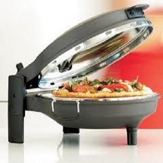 Pizza maker in Pakistan